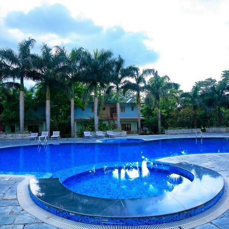 Chitwan Paradise Hotel Sauraha Bagian luar foto