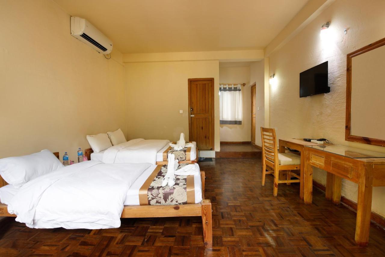 Chitwan Paradise Hotel Sauraha Bagian luar foto
