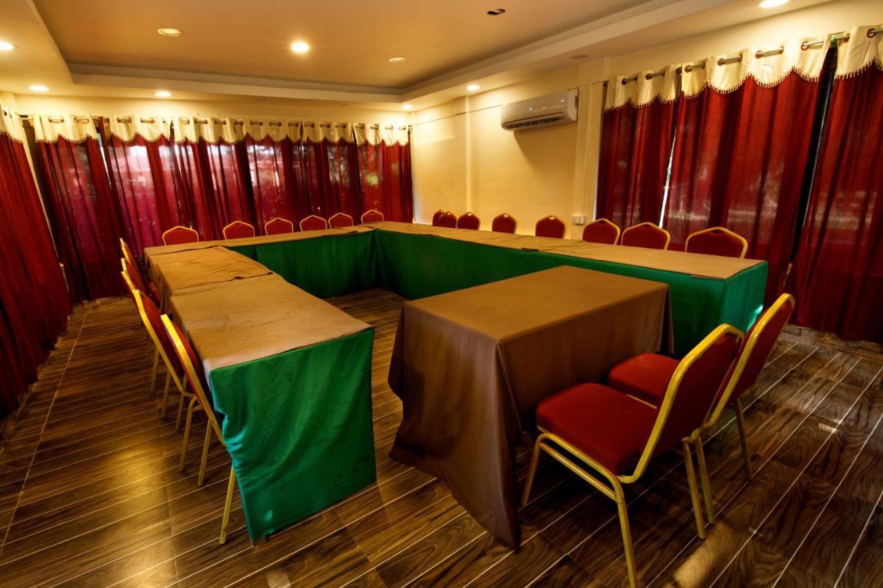 Chitwan Paradise Hotel Sauraha Bagian luar foto