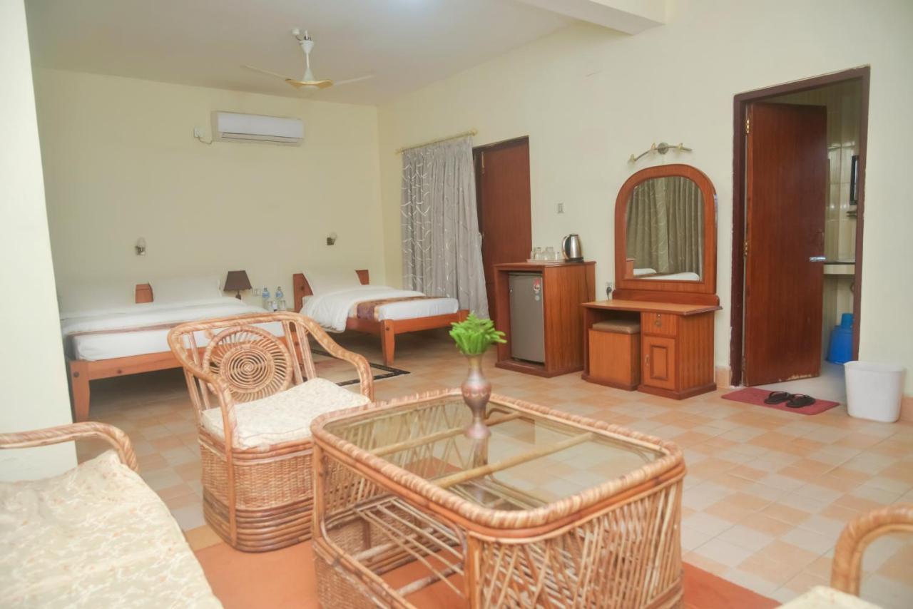 Chitwan Paradise Hotel Sauraha Bagian luar foto