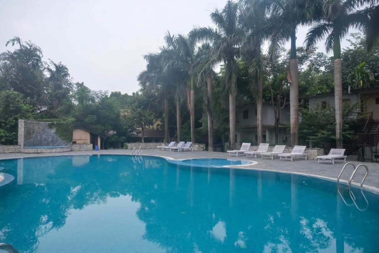 Chitwan Paradise Hotel Sauraha Bagian luar foto