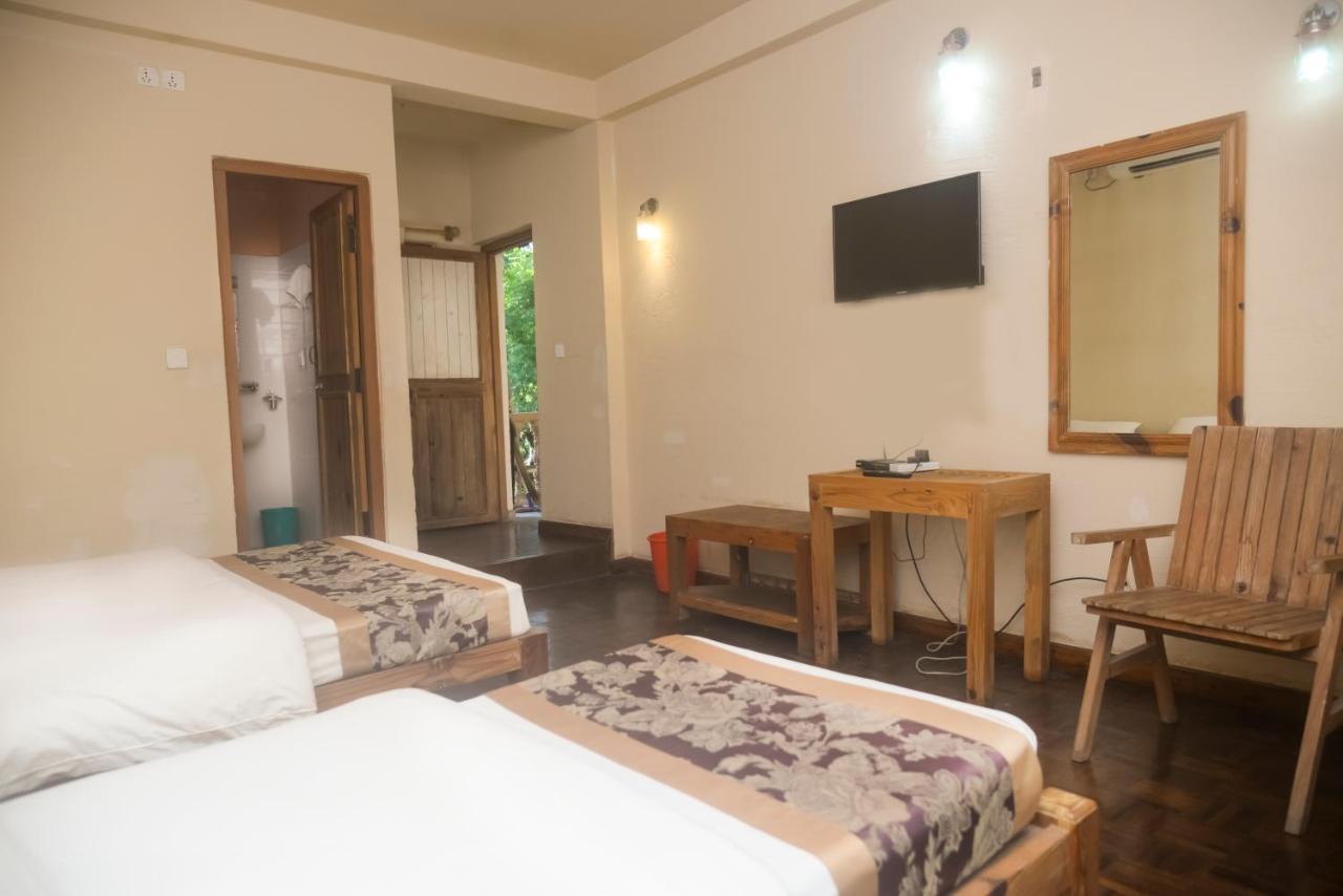 Chitwan Paradise Hotel Sauraha Bagian luar foto
