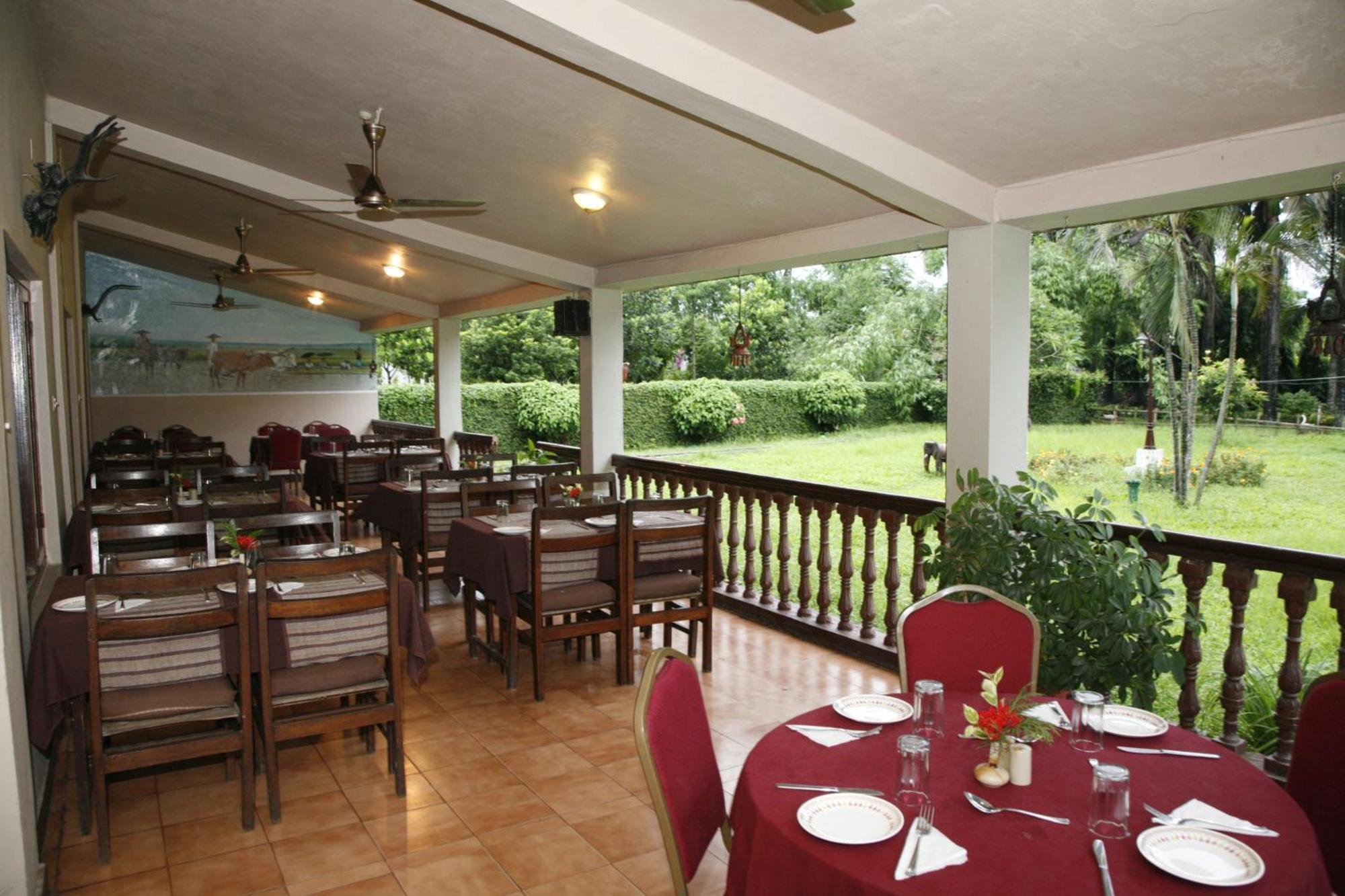Chitwan Paradise Hotel Sauraha Bagian luar foto