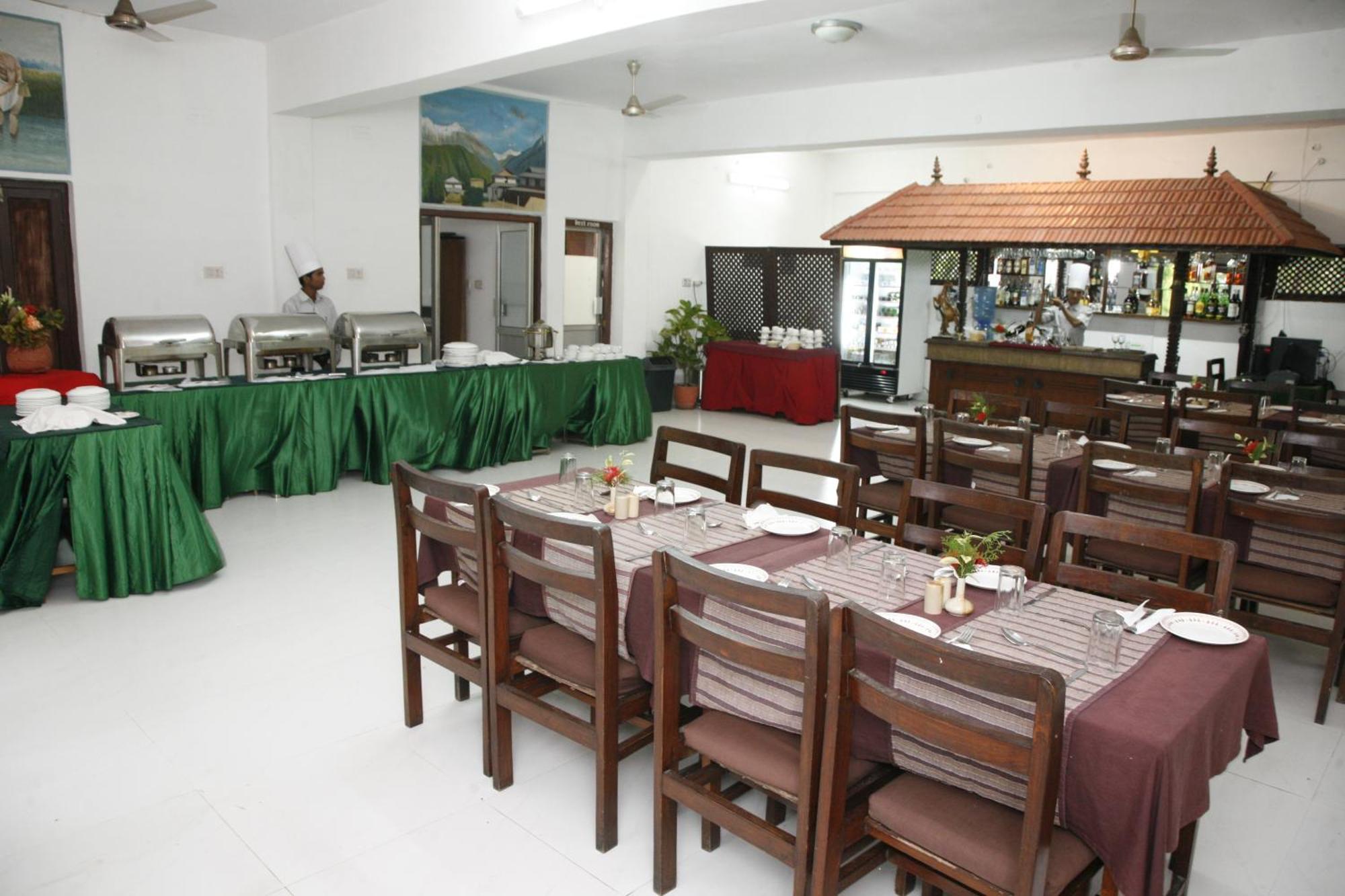Chitwan Paradise Hotel Sauraha Bagian luar foto