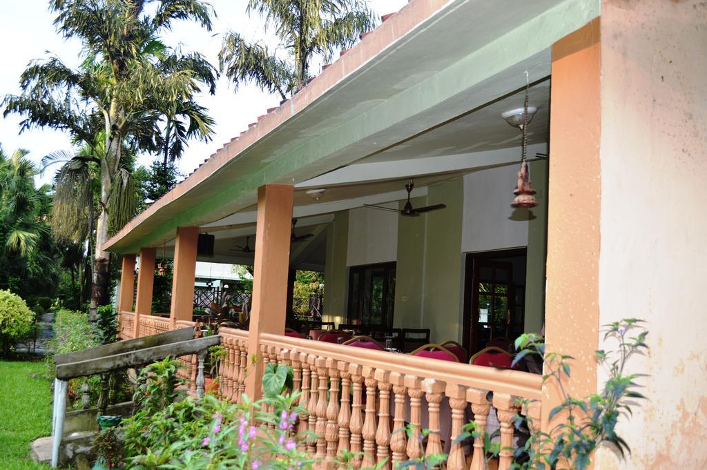 Chitwan Paradise Hotel Sauraha Bagian luar foto