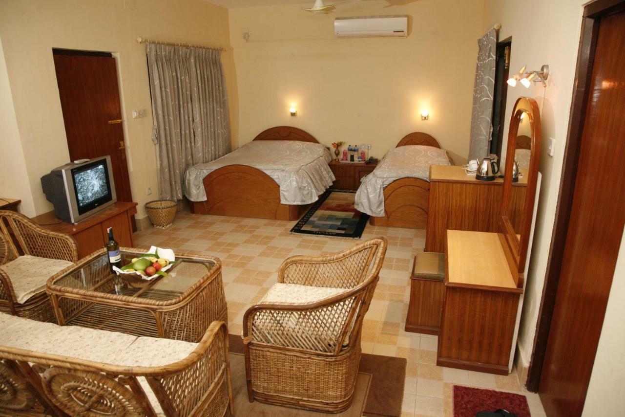 Chitwan Paradise Hotel Sauraha Bagian luar foto