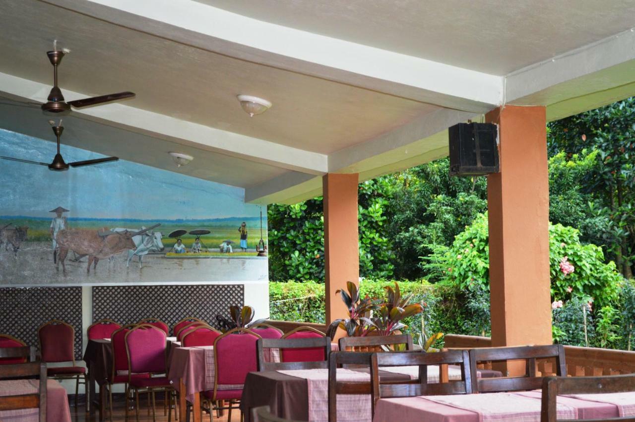 Chitwan Paradise Hotel Sauraha Bagian luar foto