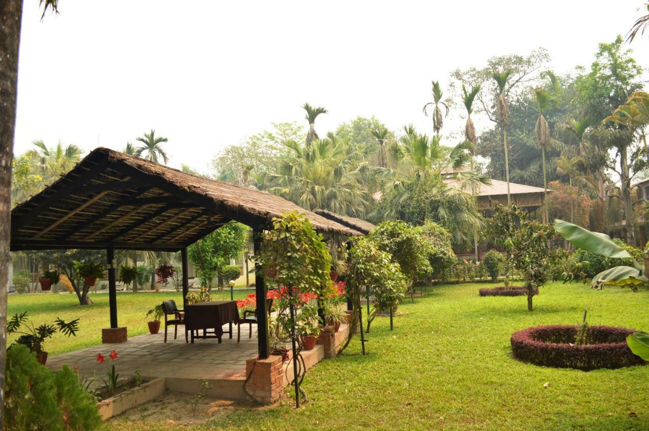 Chitwan Paradise Hotel Sauraha Bagian luar foto