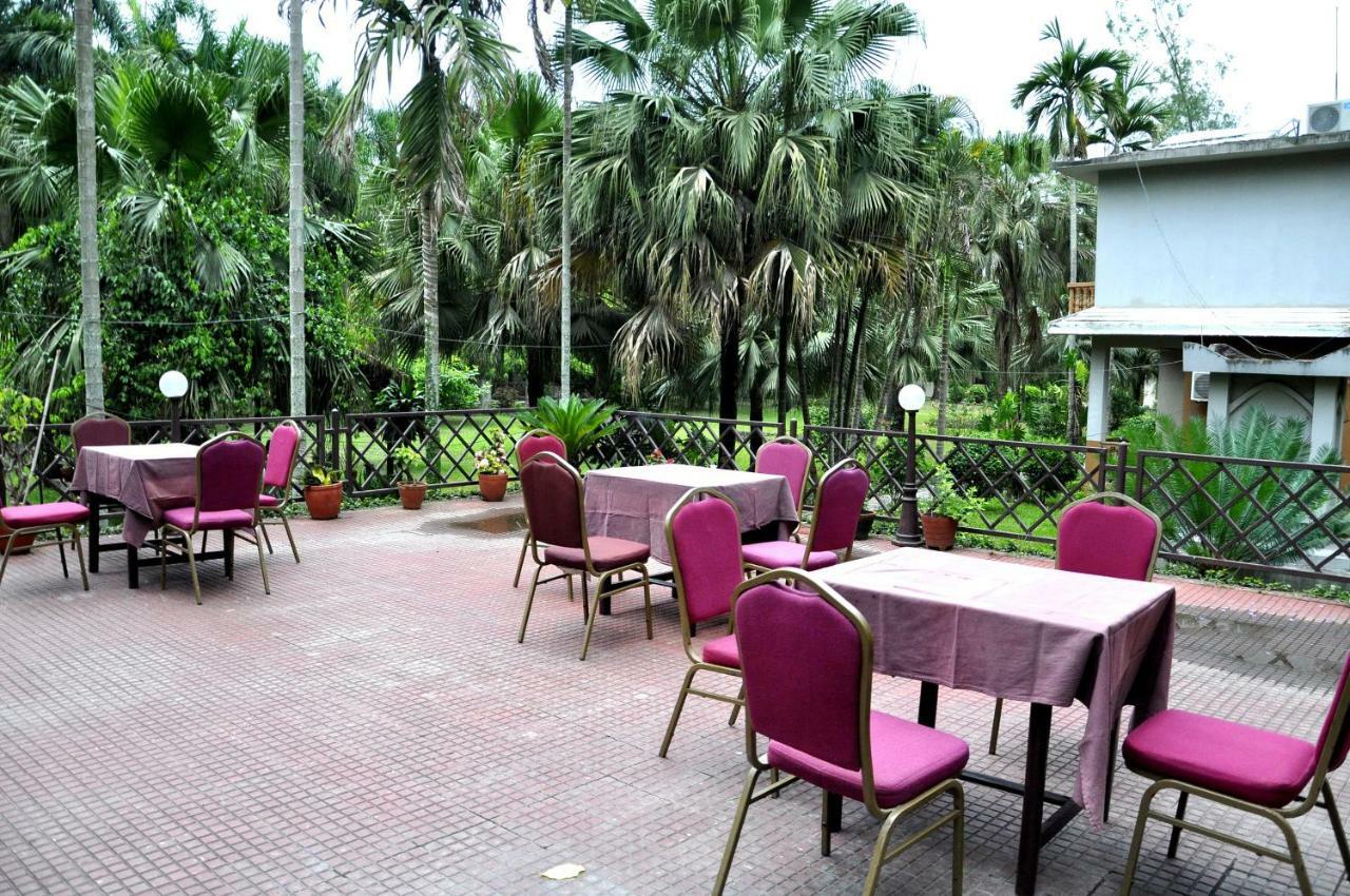 Chitwan Paradise Hotel Sauraha Bagian luar foto