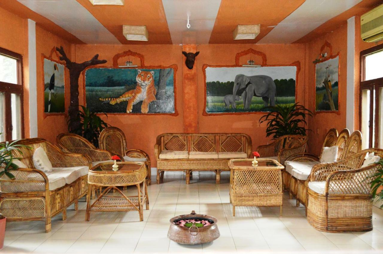 Chitwan Paradise Hotel Sauraha Bagian luar foto