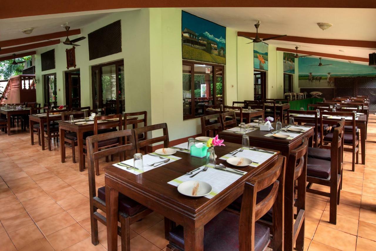 Chitwan Paradise Hotel Sauraha Bagian luar foto