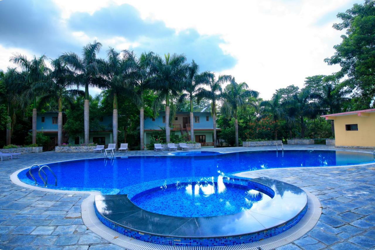 Chitwan Paradise Hotel Sauraha Bagian luar foto