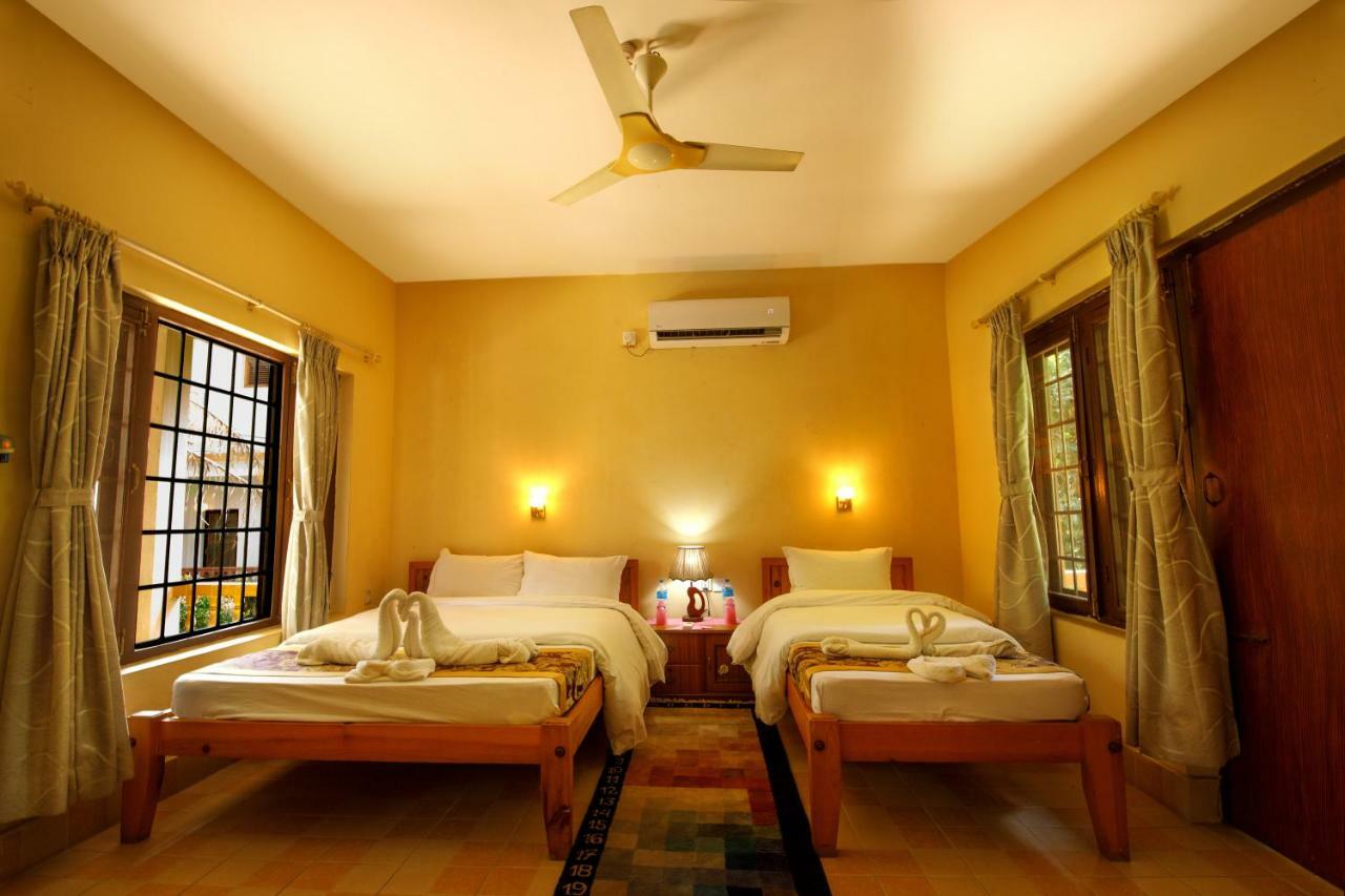 Chitwan Paradise Hotel Sauraha Bagian luar foto