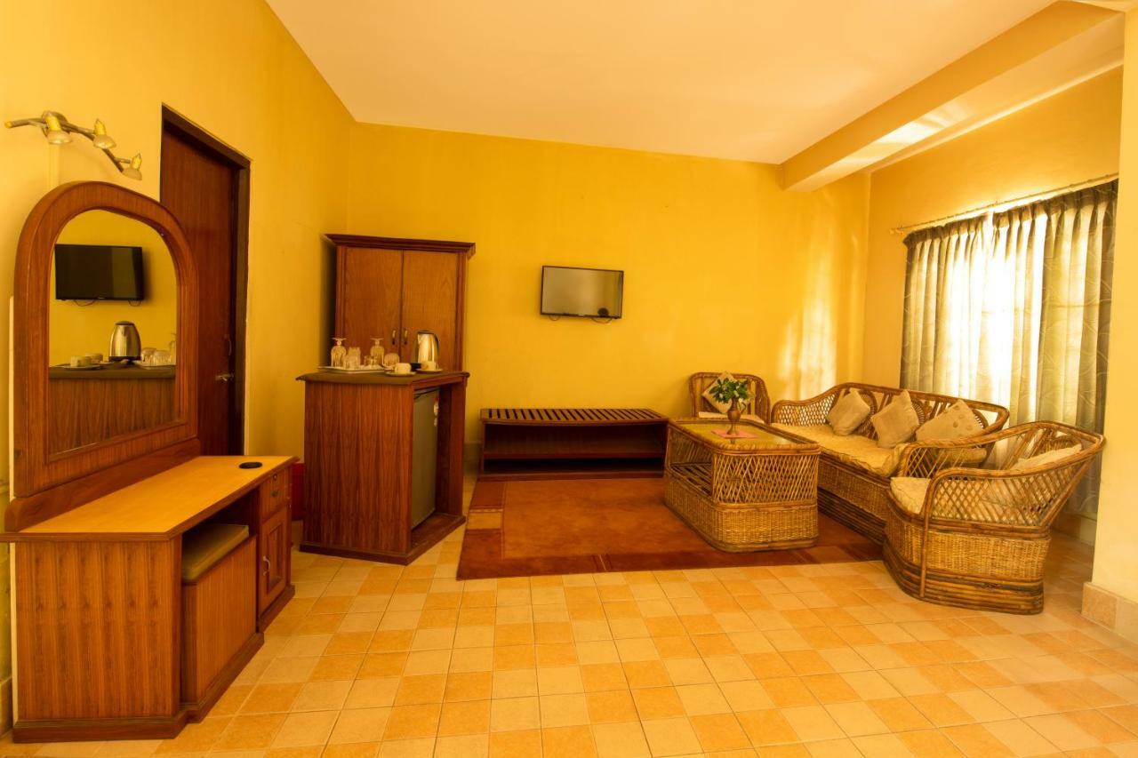 Chitwan Paradise Hotel Sauraha Bagian luar foto